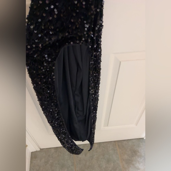 Black sequins dress with slit - Picture 4 of 4